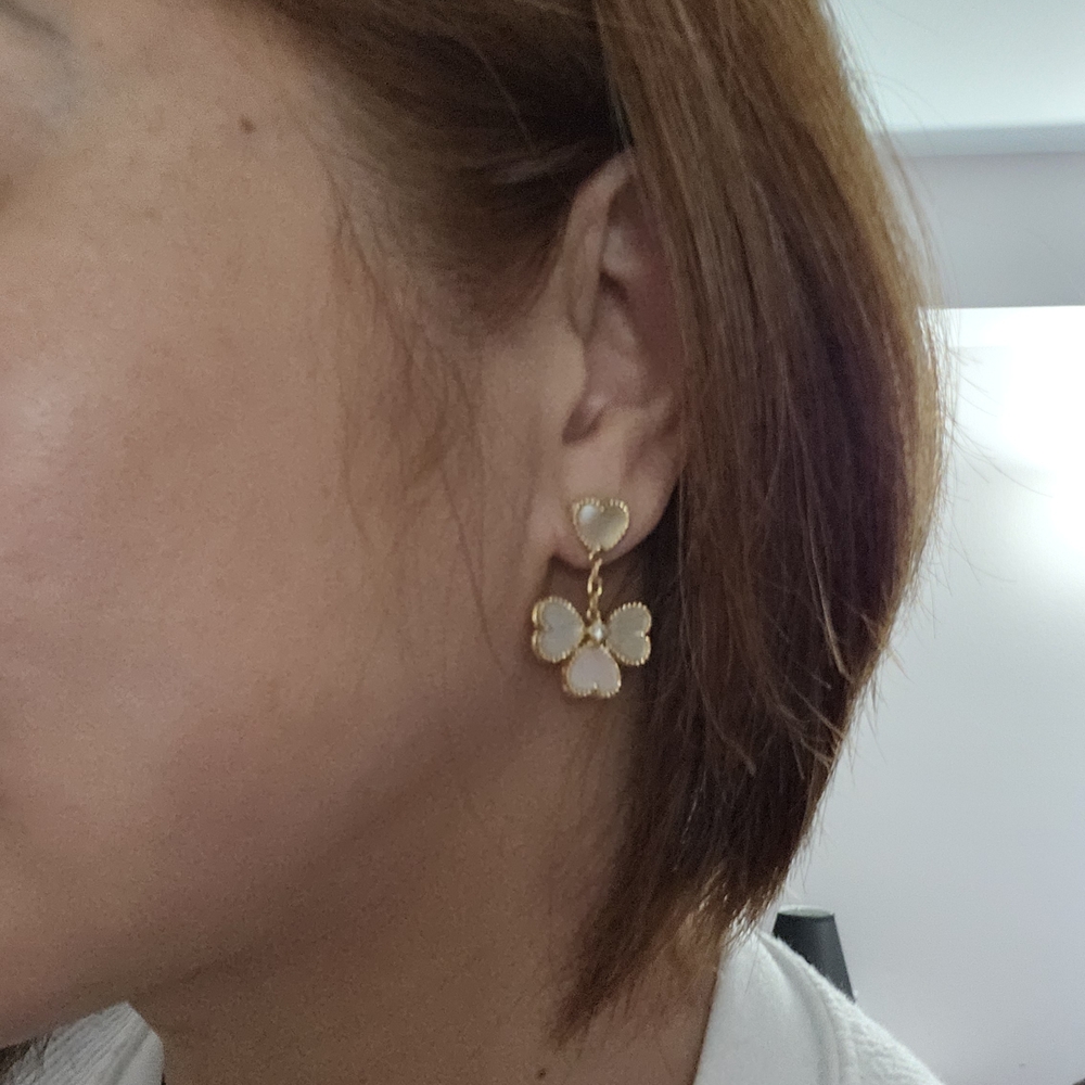 18k Yellow Gold Mother Of Pearl With 2 Natural Diamond Stones